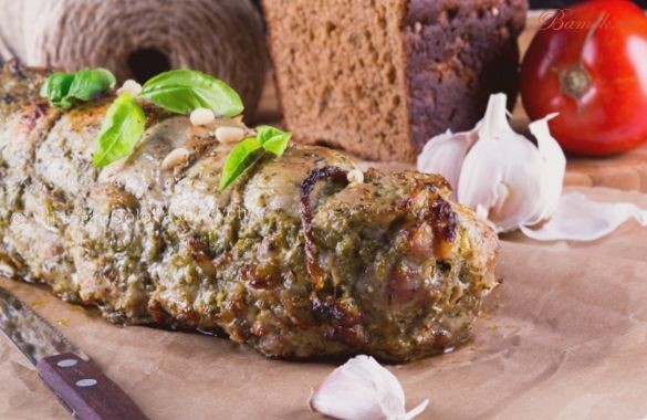 Свинина, фаршированная соусом песто