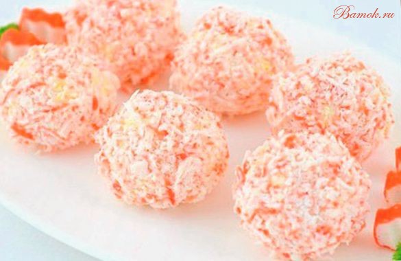 Сырно-крабовый салат шариками «Рафаэлло» Сырно-крабовый салат шариками «Рафаэлло»