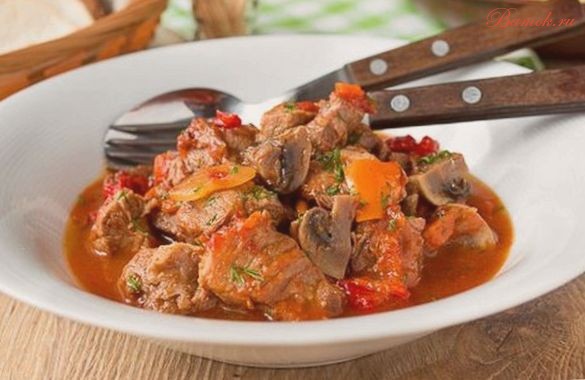 Тушеная свинина с шампиньонами и сладким перцем