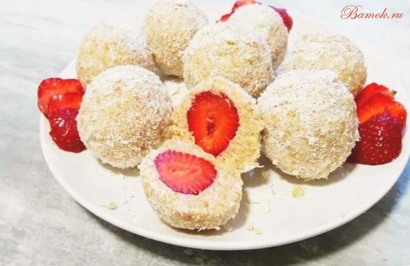 Творожные шарики с клубникой на десерт