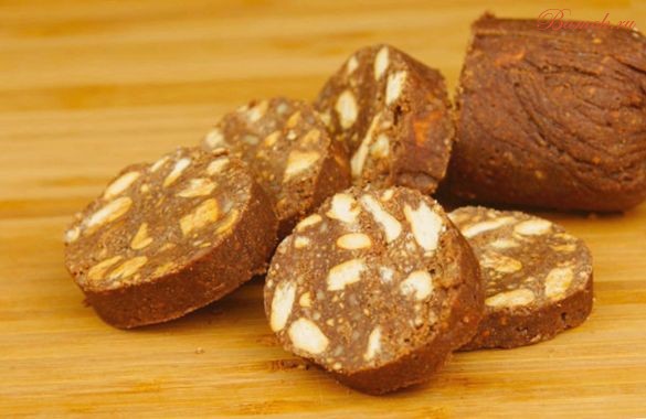 Вкусная чайная колбаска из печенья