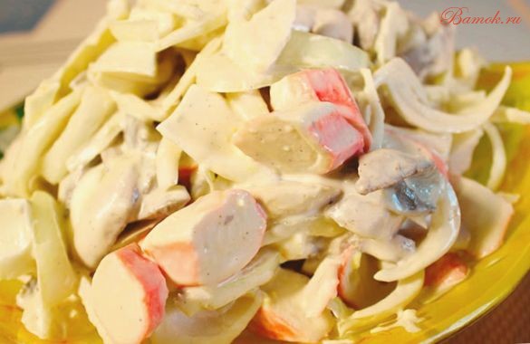 Вкусный салат с крабовым мясом и грибами