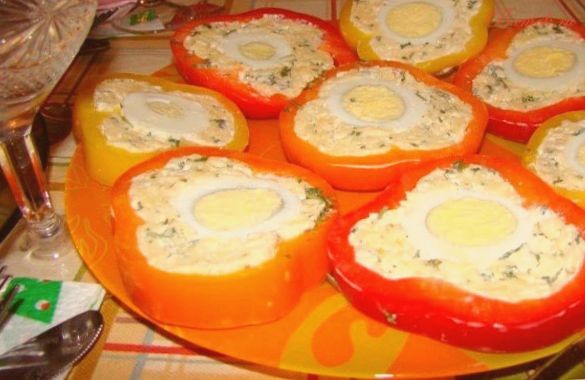 Закуска из болгарского перца с сыром и яйцом Закуска из болгарского перца с сыром и яйцом