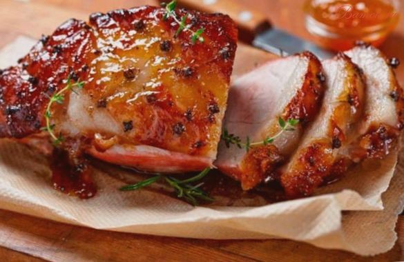 Запеченный свиной окорок в маринаде с соусом барбекю Запеченный свиной окорок в маринаде с соусом барбекю
