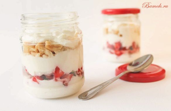 Десерт с печеньем, рикоттой и клубникой Десерт с печеньем, рикоттой и клубникой