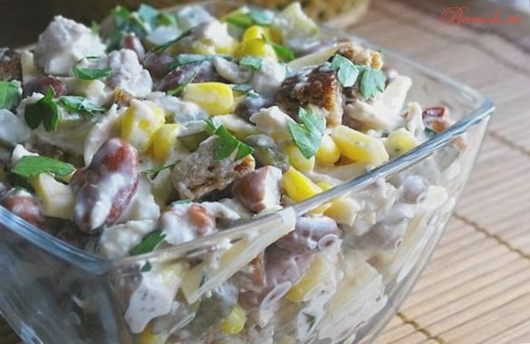 Простой салат с фасолью и куриной грудкой