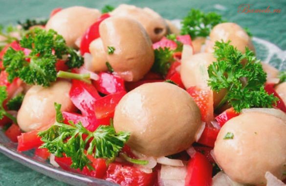 Простой салат с грибами и болгарским перцем