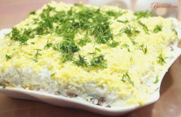 Простой слоеный салат с куриной печенью Простой слоеный салат с куриной печенью