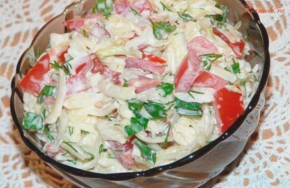 Салат из капусты с помидорами и колбасой