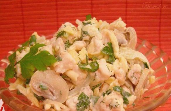 Салат из курицы с сыром и грибами