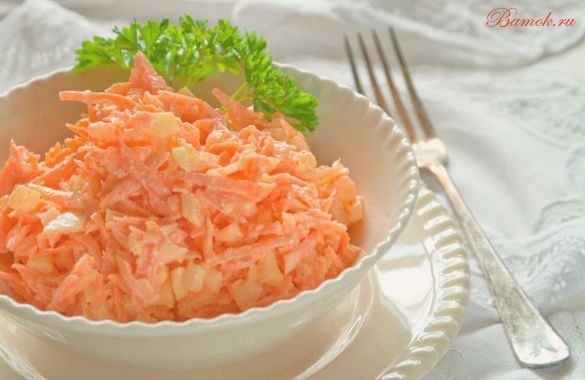 Салат из свежей моркови с сыром и сметаной