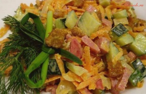 Салат «Обжорка» с морковью и сухариками