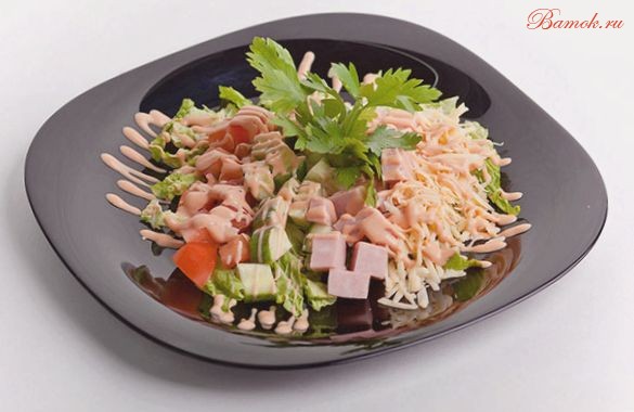 Салат «Русская красавица» с ветчиной и сыром Салат «Русская красавица» с ветчиной и сыром