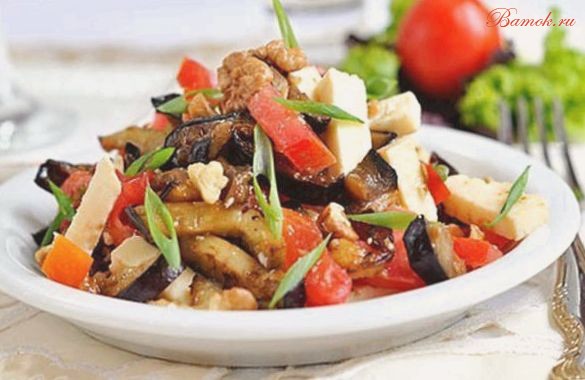 Салат с баклажанами, сыром и орехами
