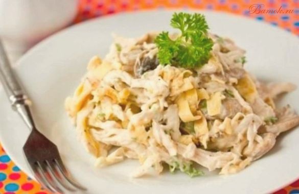 Салат с курицей и белковым омлетом