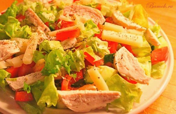 Салат с курицей, помидорами и огурцом Салат с курицей, помидорами и огурцом