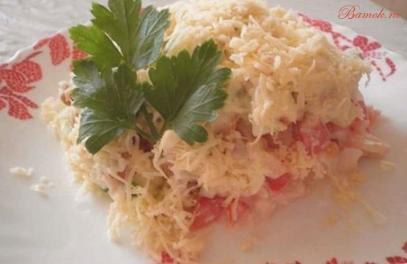 Салат с овощами, сухариками и куриным филе