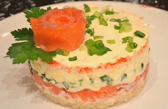 Слоеный салат с креветками и картофелем