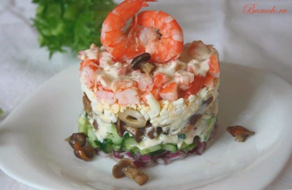 Слоеный салат с креветками и свежим огурцом