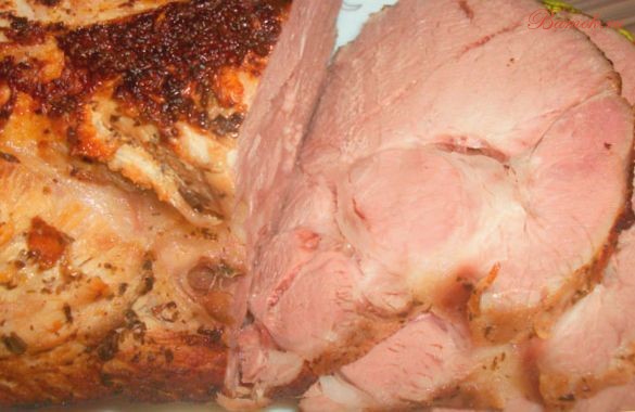 Свиной карбонат с чесноком запеченный в духовке