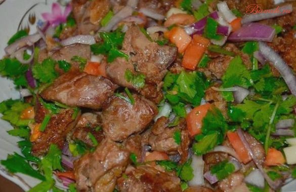 Теплый салат с печенью и кинзой