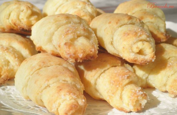 Творожные рогалики с начинкой из варенья и орешков