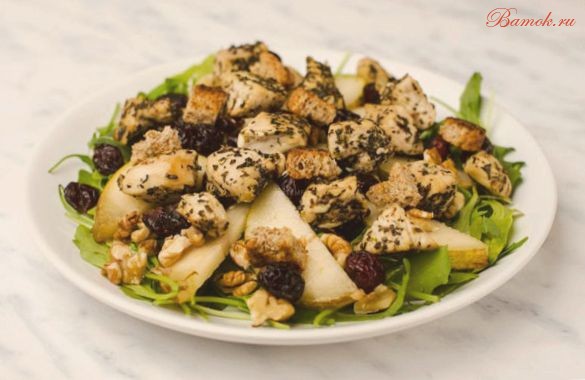 Ямайский куриный салат с грушей