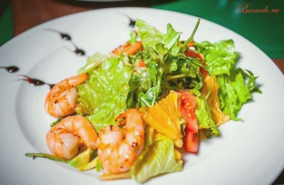 Салат из креветок с апельсином и авокадо