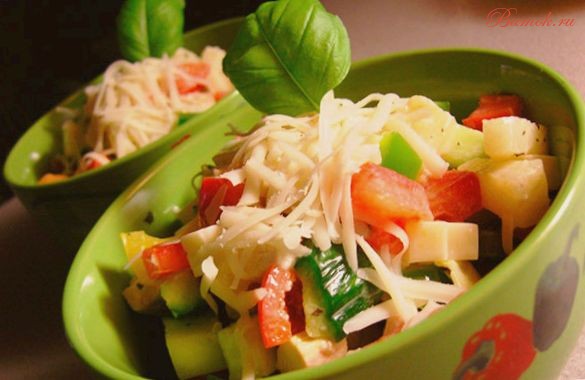 Салат с курицей, ананасами и помидорами