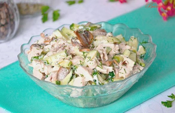Салат с курицей, шампиньонами и свежими огурцами
