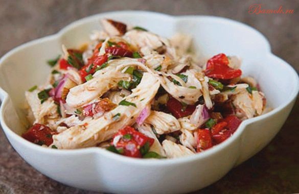 Салат с курицей, сладким перцем и грибами