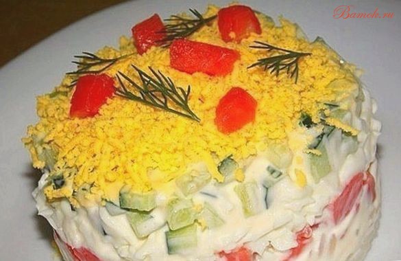 Слоеный салат с семгой, сыром и рисом