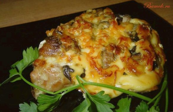 Свиная отбивная запеченная под сыром и грибами
