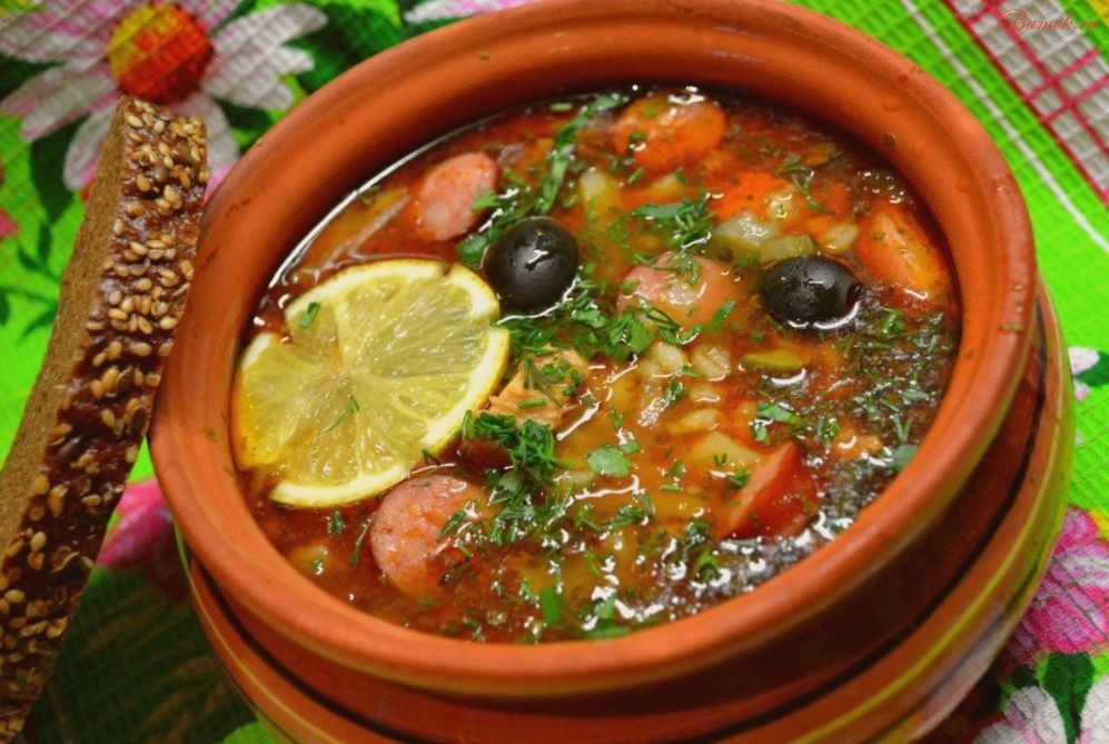 Сытная солянка с овощами и колбасой Сытная солянка с овощами и колбасой