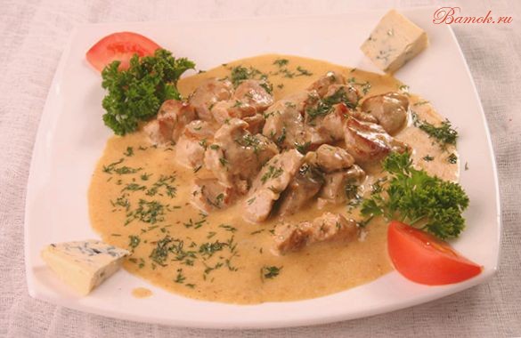 Телятина с овощным гарниром под сметанным соусом