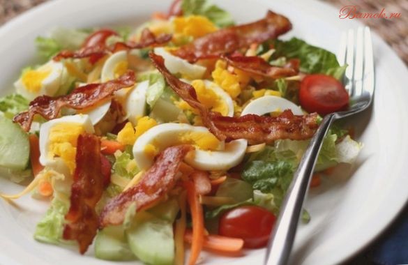 Теплый салат с беконом и яйцами без майонеза