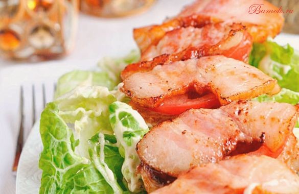 Теплый салат с куриным филе и беконом Теплый салат с куриным филе и беконом