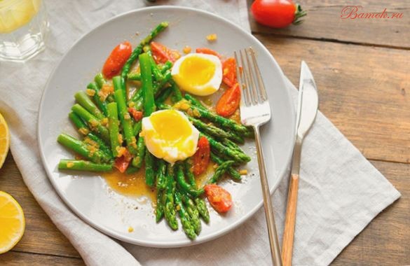 Теплый салат со спаржей, черри и пряной заправкой