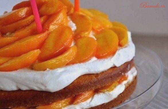 Торт с консервированными персиками и взбитыми сливками