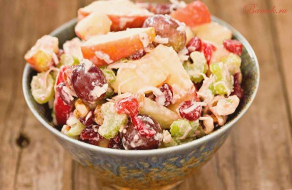 «Вальдорфский» салат с грецким орехом