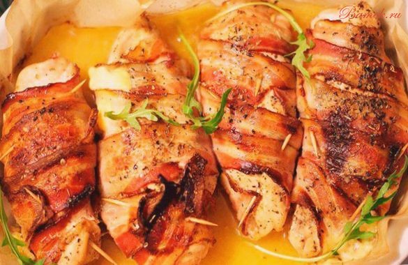 Запеченное в беконе куриное филе с сыром