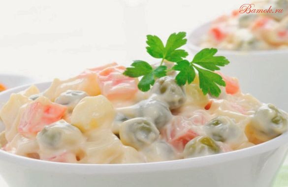 Классический салат «Оливье» с шампиньонами