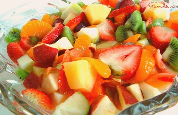 Легкий салат из фруктов с лимонным кремом