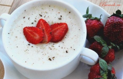 Манная каша на сливках с клубникой Манная каша на сливках с клубникой