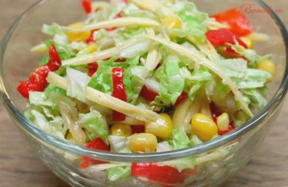 Салат с курицей, перцем и пекинской капустой