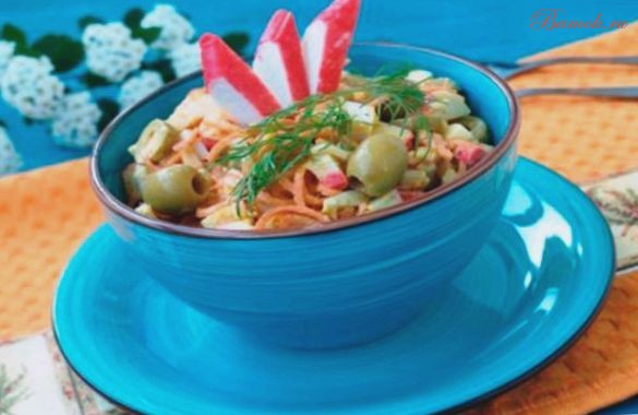 Салат с морковью, оливками и крабовыми палочками