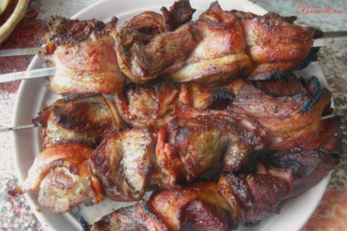 Шашлык из говядины с луком в беконе Шашлык из говядины с луком в беконе