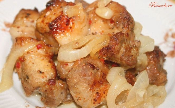 Шашлык из свинины на луковой подушке в духовке