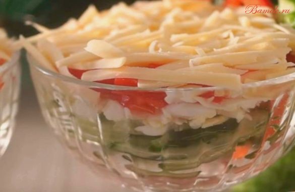 Слоеный салат-коктейль с ветчиной и сыром Слоеный салат-коктейль с ветчиной и сыром