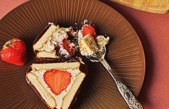 Творожный рулет без выпечки с клубникой